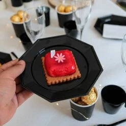 12 Assiettes Octogonales Noires 17,5 Cm 7 12 Assiettes Octogonales Noires 17,5 Cm -Vacances Vaisselle Magasin 12 assiettes octogonales noires 175cm lavables reutilisables 1