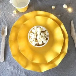 20 Assiettes Pétales 27 Cm Jaunes -Vacances Vaisselle Magasin 20 assiettes petale 27cm jaune biodegradables et compostables 1
