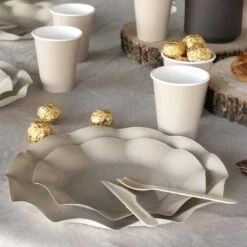 20 Assiettes Pétales 27 Cm Taupe 10 20 Assiettes Pétales 27 Cm Taupe -Vacances Vaisselle Magasin 20 assiettes petale 27cm taupe biodegradables et compostables 3
