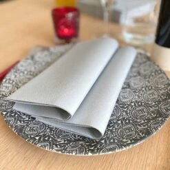 25 Serviettes Non-tissées Gris Argent Premium 40 Cm Table'Colors -Vacances Vaisselle Magasin 25 serviettes gris argent non tisse luxe 40 x 40 cm 3