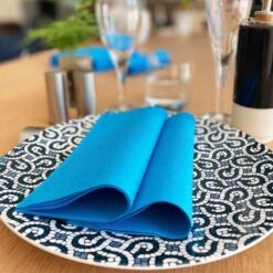 25 Serviettes Non-tissées Aqua Premium 40 Cm Table'Colors -Vacances Vaisselle Magasin 25 serviettes non tisse luxe aqua blue 40 x 40cm 2