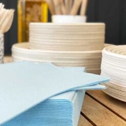 20 Serviettes Non-tissées Bleu Clair Premium 40 Cm Table'Colors -Vacances Vaisselle Magasin 25 serviettes non tisse luxe bleu clair 40 x 40cm 2
