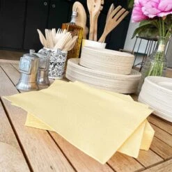 25 Serviettes Non-tissées Jaune Clair Premium 40 Cm Table'Colors -Vacances Vaisselle Magasin 25 serviettes non tisse luxe jaune clair 40 x 40cm 2