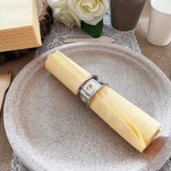 25 Serviettes Non-tissées Jaune Clair Premium 40 Cm Table'Colors -Vacances Vaisselle Magasin 25 serviettes non tisse luxe jaune clair 40 x 40cm 3
