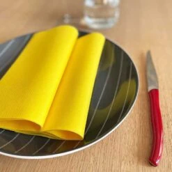 25 Serviettes Non-tissées Jaune Premium 40 Cm Table'Colors -Vacances Vaisselle Magasin 25 serviettes non tisse luxe jaune vif 40 x 40cm 2