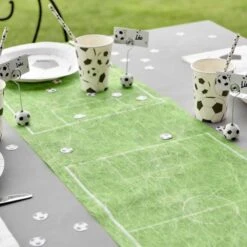 Chemin De Table Terrain De Foot 5 M -Vacances Vaisselle Magasin chemin de table terrain de foot 5 m 1