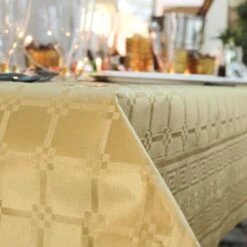 Nappe En Papier Damassé Doré 20 M 8 Nappe En Papier Damassé Doré 20 M -Vacances Vaisselle Magasin nappe en papier damasse or 20 metres 1