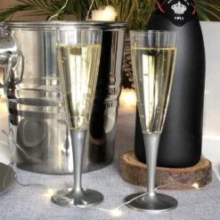 Pack 20 Flûtes à Pied Premium Argent + 22 Boules Scintillantes -Vacances Vaisselle Magasin pack 20 flutes a pied premium argent 22 boules scintillantes 1
