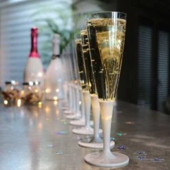 Pack 20 Flûtes à Pied Premium Blanches + 22 Boules Scintillantes -Vacances Vaisselle Magasin pack 20 flutes a pied premium blanches 22 boules scintillantes 1