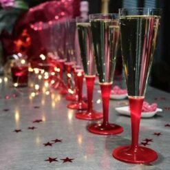 Pack 20 Flûtes à Pied Premium Rouges + 22 Boules Scintillantes -Vacances Vaisselle Magasin pack 20 flutes a pied premium rouges 22 boules scintillantes 1