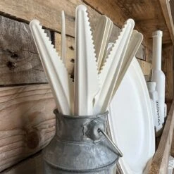 Pack 50 X 3 Assiettes Fourchettes Couteaux Carton -Vacances Vaisselle Magasin pack 50 assiettes blanches et or c est bon 22 cm 1